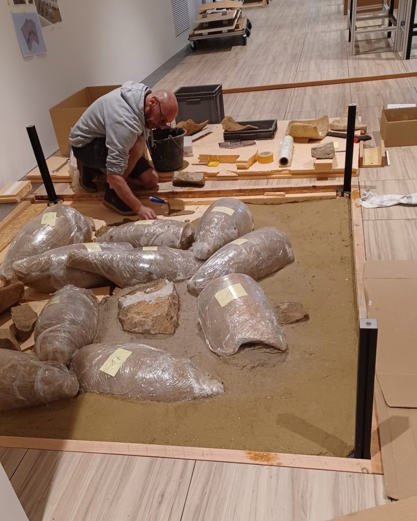montage de l’exposition archéologie inversée au musée de bibracte (2)
